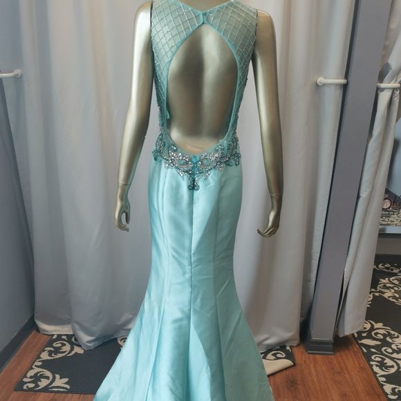 Size 8 aqua trumpet formal/prom gown - Picture 2 of 5
